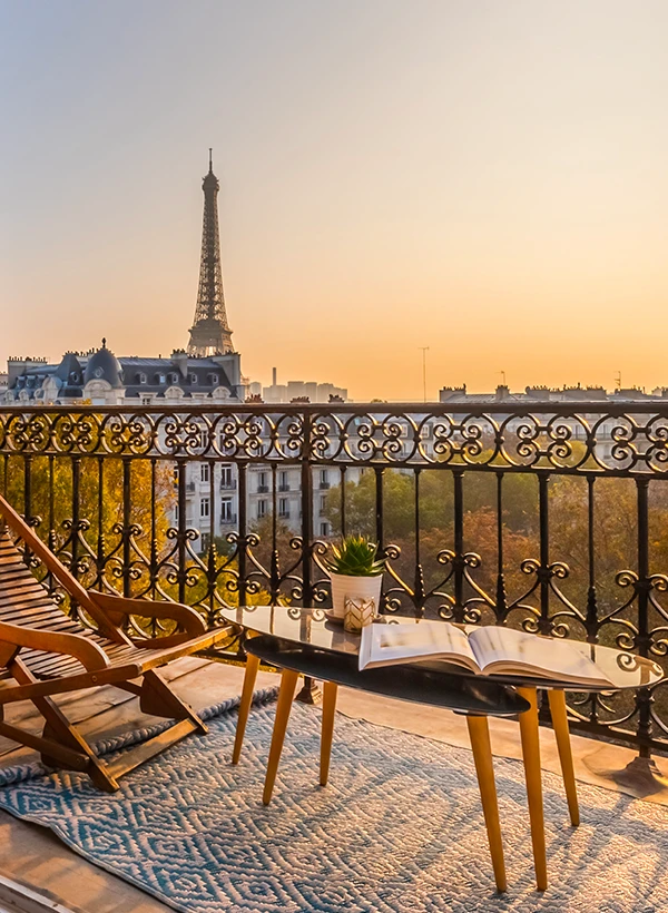 balcon parisien avec vue dégagée sur la tour eiffel