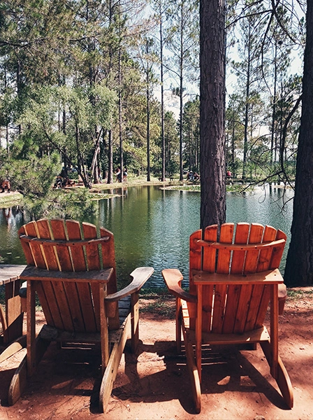 deux chaises longues devant un étang